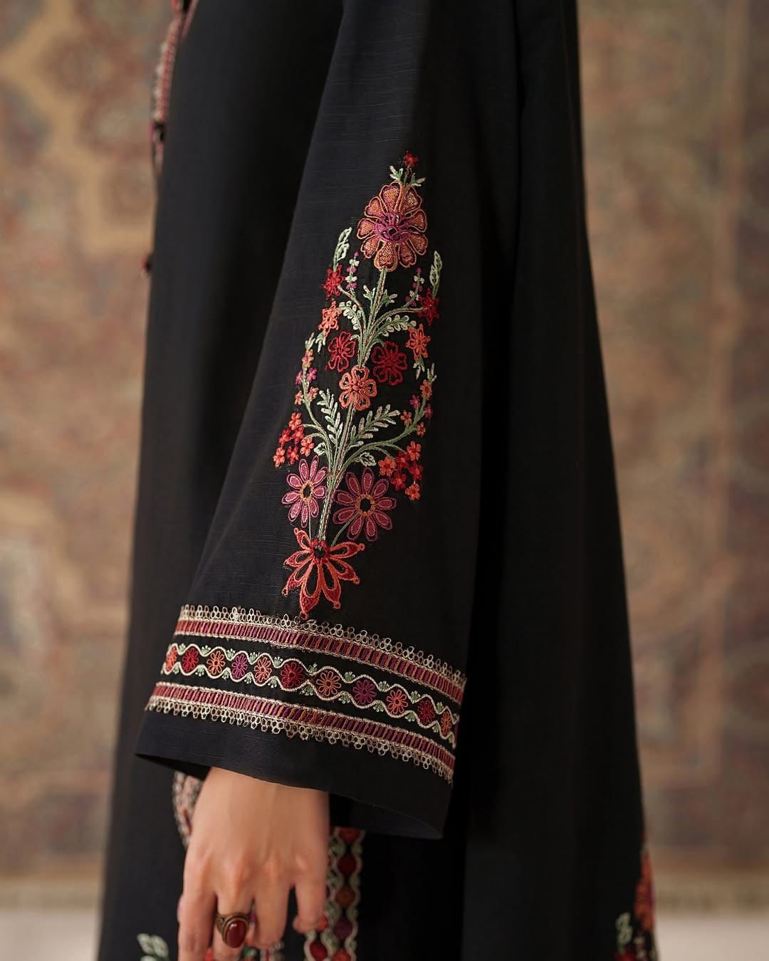 BRAND NAME* BAROQUE 

_WEAR BY THE GORGEOUS ACTRESS